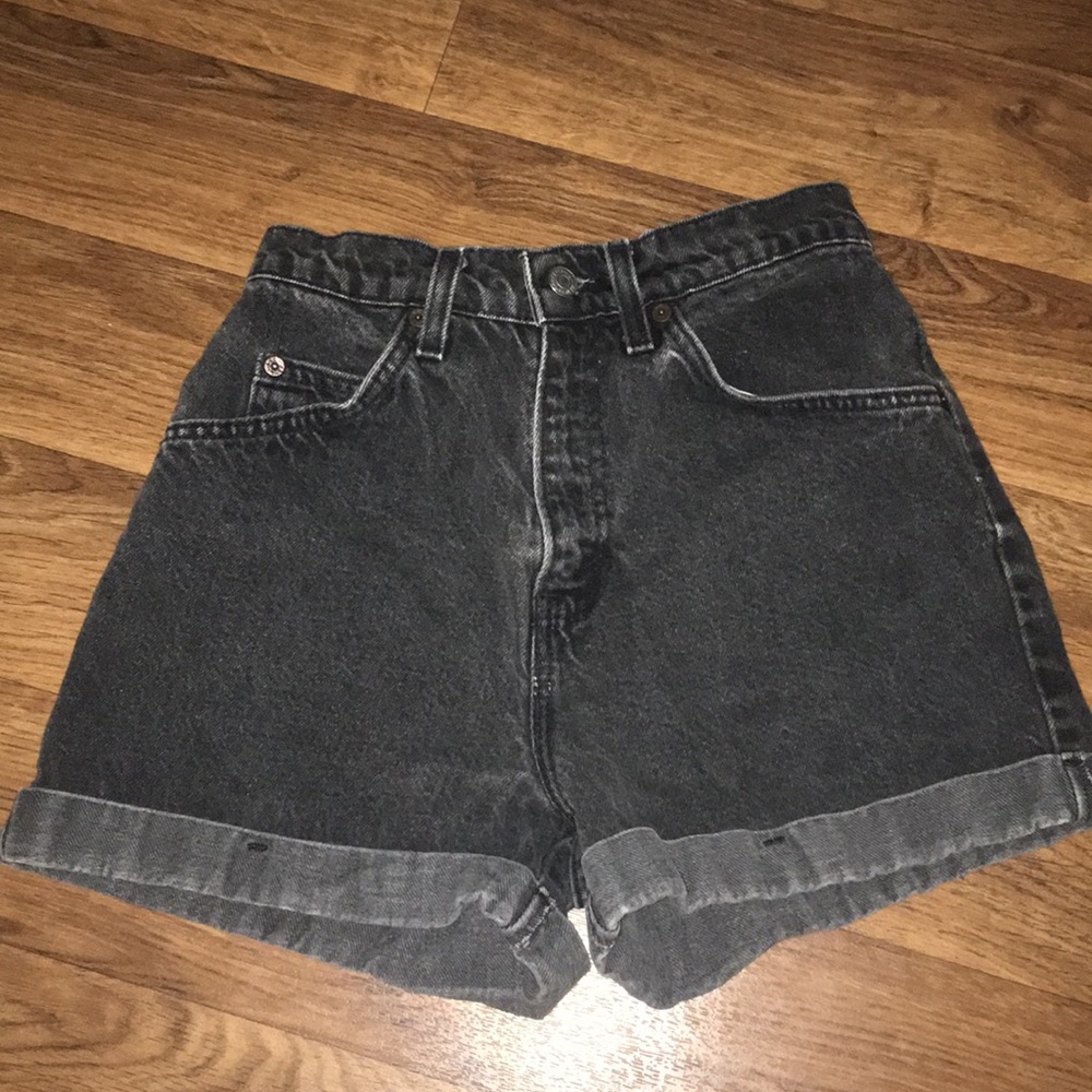 black Levi’s jean shorts
